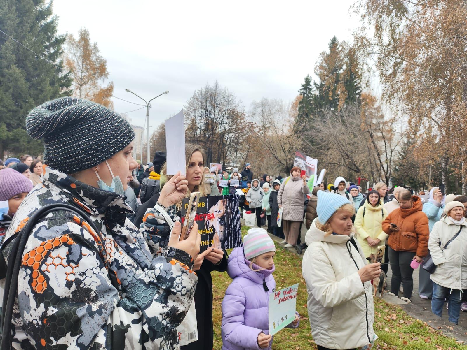 Фото «Всё живое хочет жить!»: сотни новосибирцев вышли на митинг против закона об умерщвлении бездомных собак. Фоторепортаж 5